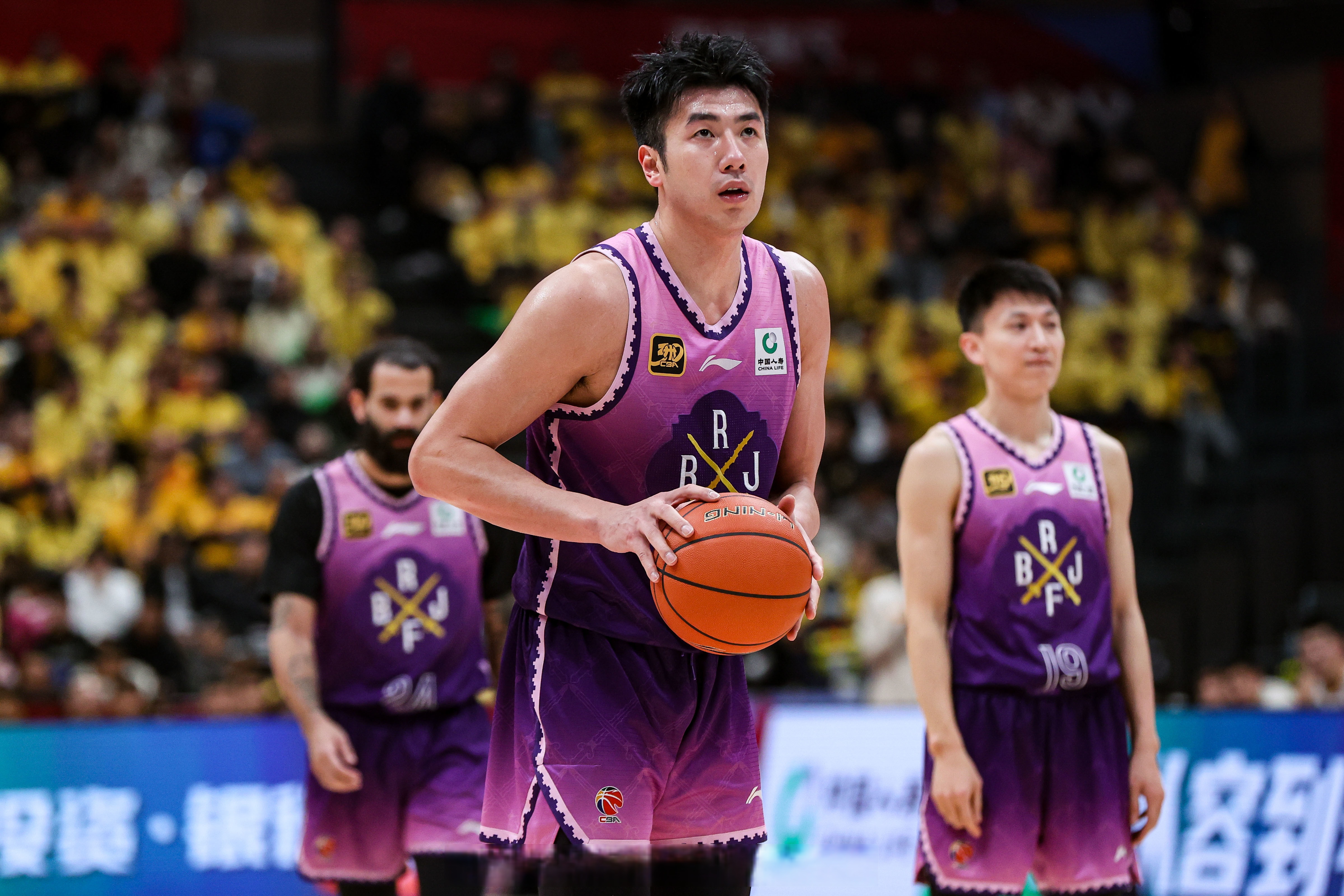 米兰体育官方登录入口-外援巨星发挥全面，带领球队获胜