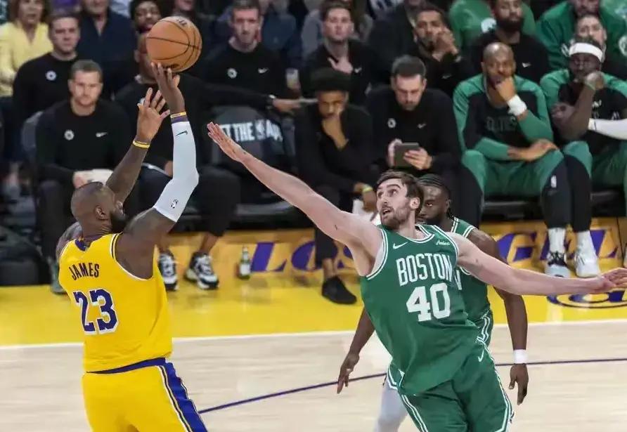 凯尔特人胜雄鹿,杰伦-布朗砍下分压哨三分绝杀的简单介绍 凯尔特人胜雄鹿,杰伦-布朗砍下分压哨三分绝杀的简单介绍