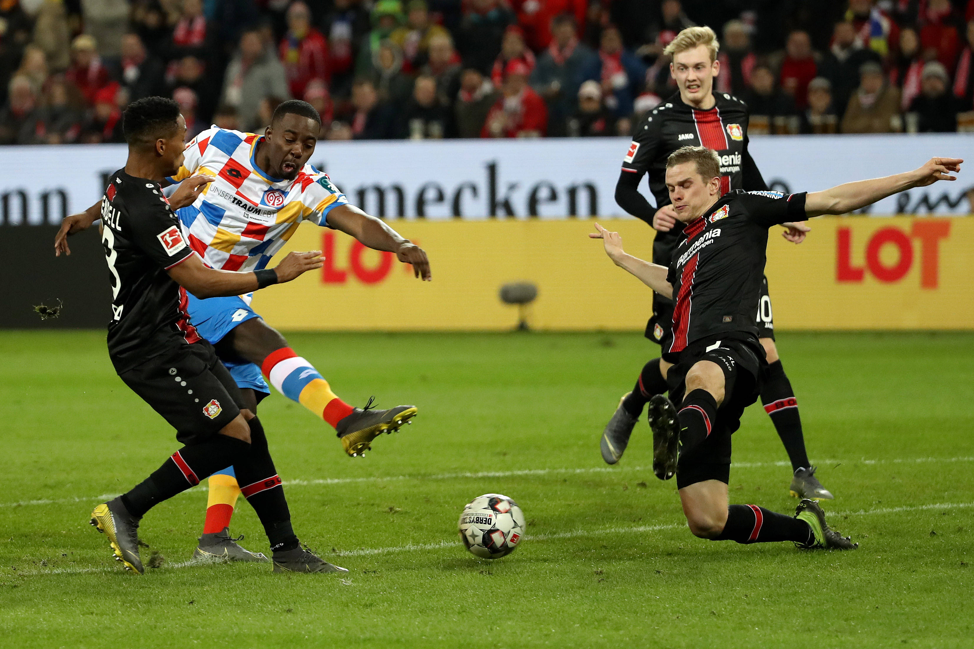 米兰体育官网入口-奥格斯堡迎来胜利，球队士气大增