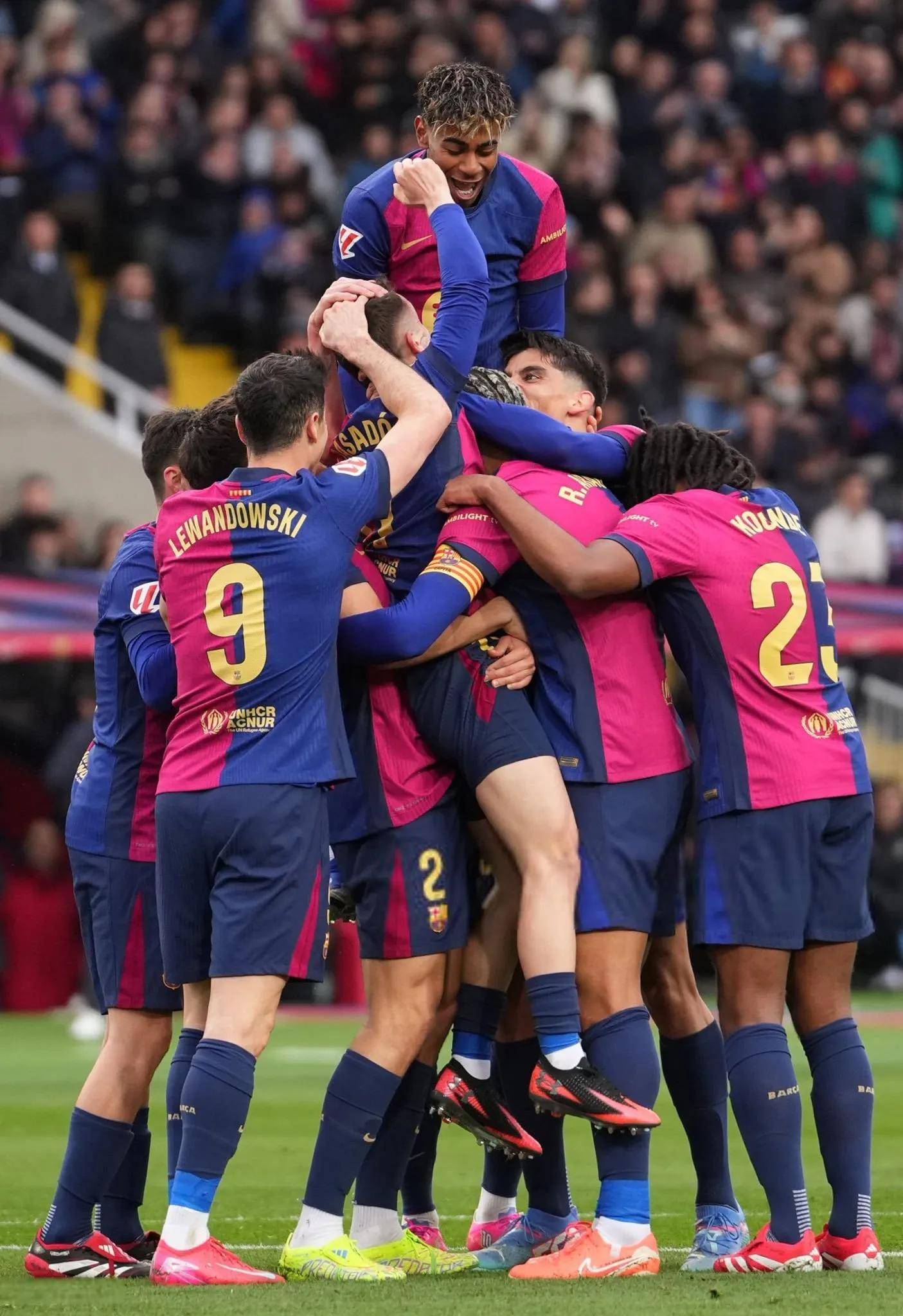 米兰体育官网入口-曼联击溃对手，晋级赛场再见证巅峰的简单介绍