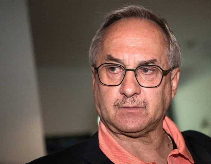 米兰体育官网入口-队伍出现意外情况，总教练面临巨大压力