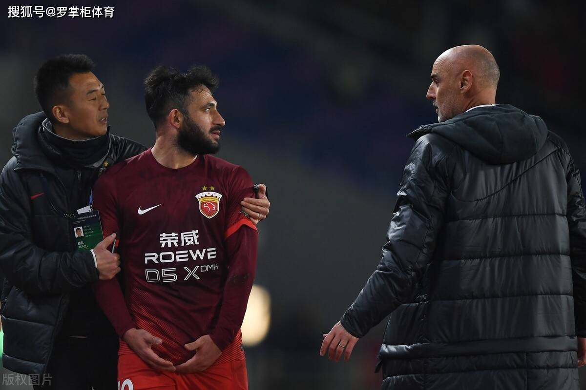 队伍出现意外情况,总教练面临巨大压力 队伍出现意外情况,总教练面临巨大压力