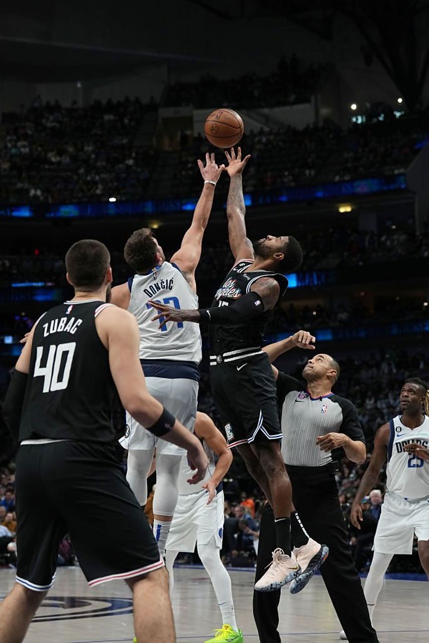 乔治砍下40分助快船击败独行侠，夺得四连胜的简单介绍