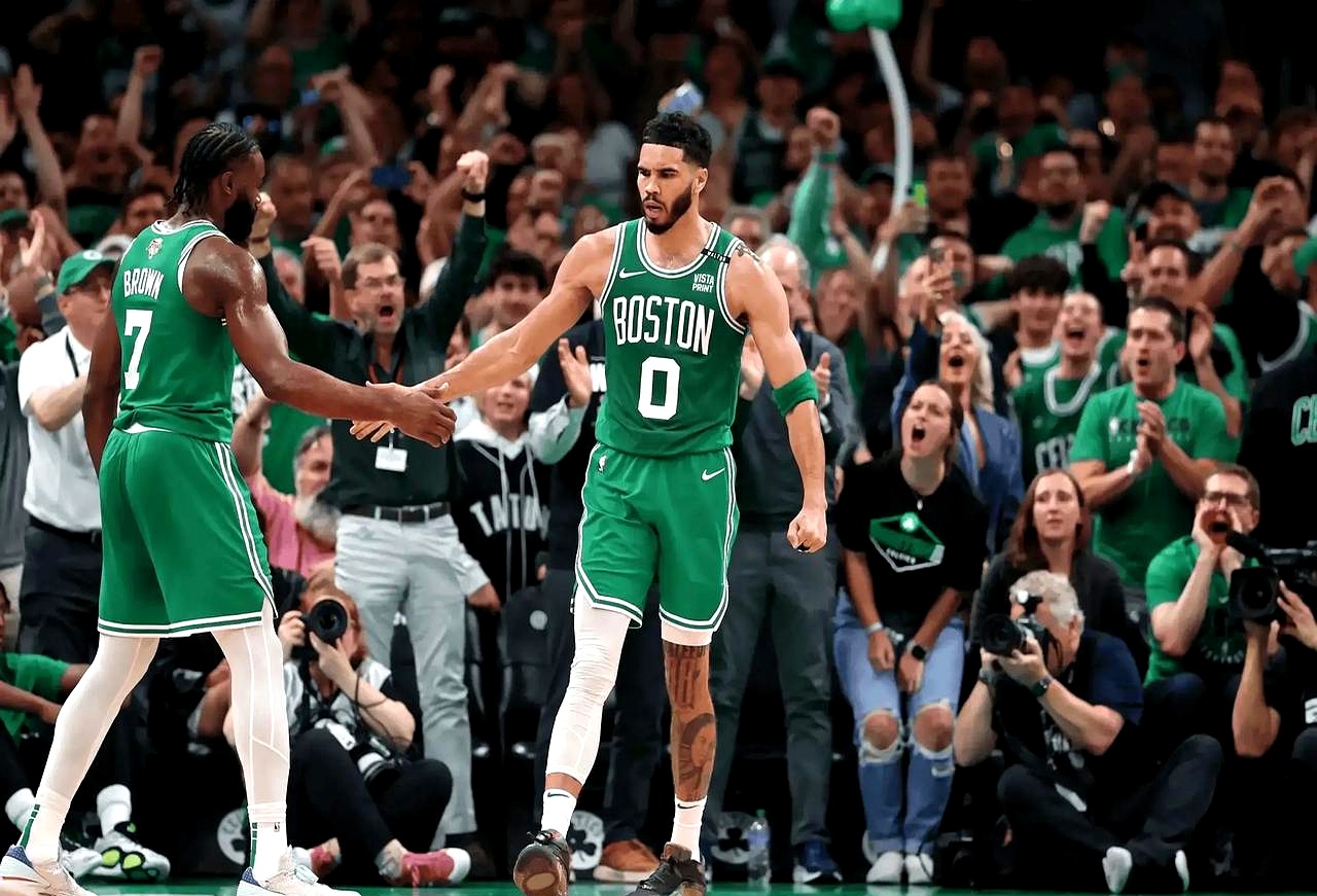 沃克回归凯尔特人队，将搭档厄文协助球队争取胜利的简单介绍