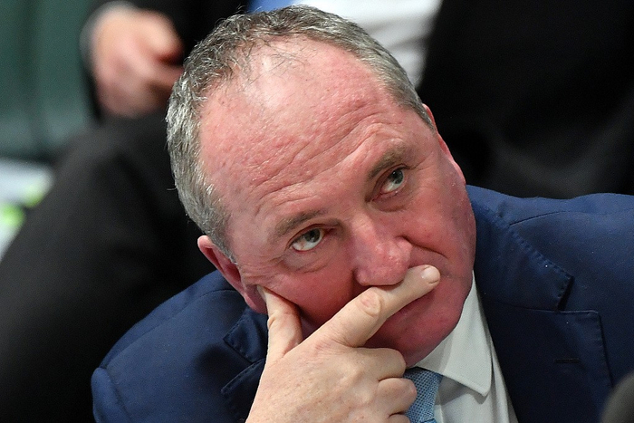 包含帕尔马憾负，降级形势日益严峻的词条